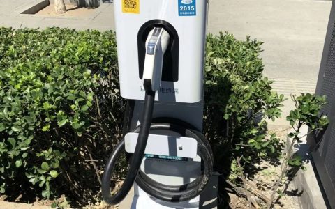 虽然充电桩很多,但是老旧充电桩需要亟待处理