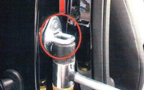 新雅阁颠簸路面行驶时车门异响