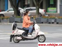 电动车必须捏一下闸才能走的原因