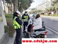 电动车没戴头盔被抓了怎么交罚款